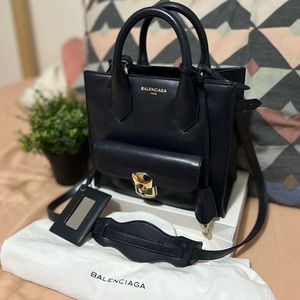 Authentic BALENCIAGA
Calfskin Padlock Mini All Afternoon Tote Bleu Nuit